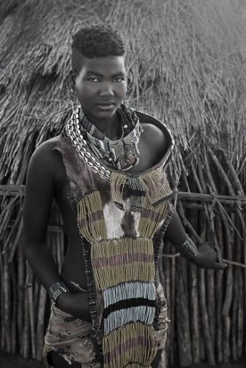 Hamar-woman-full-figure-outside-hut-with-beads-Ethiopia-mod