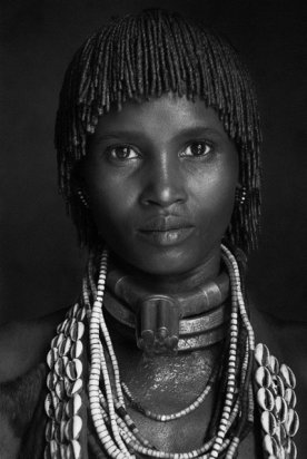 Hamar-woman-inside-hut-brass-necklace-beads-Ethiopia-23x34.4